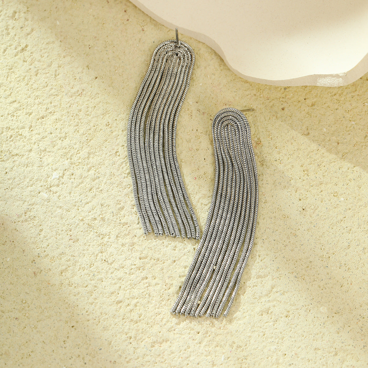 Aretes largos de acero inoxidable estilo vintage con borlas y baño de oro de 18 quilates para mujer