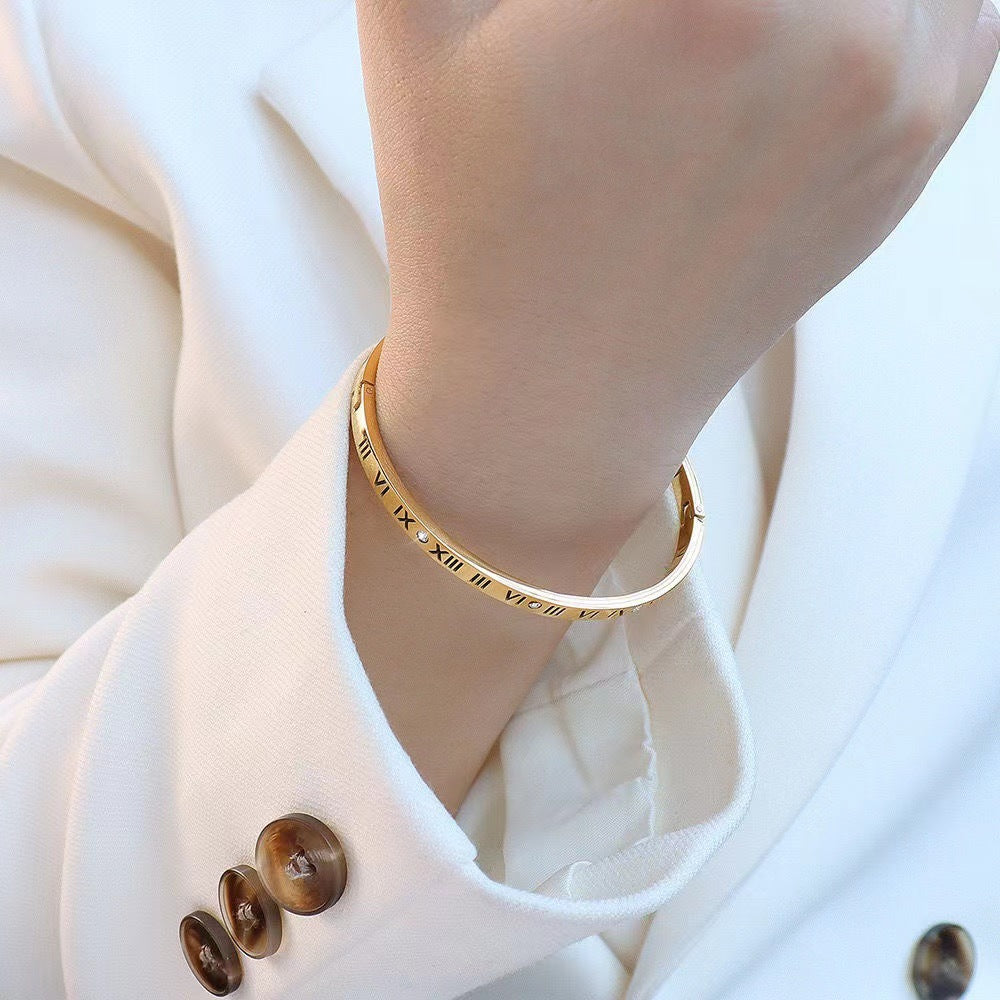 Elegante bracciale da donna con numeri romani in acciaio al titanio con finitura placcata