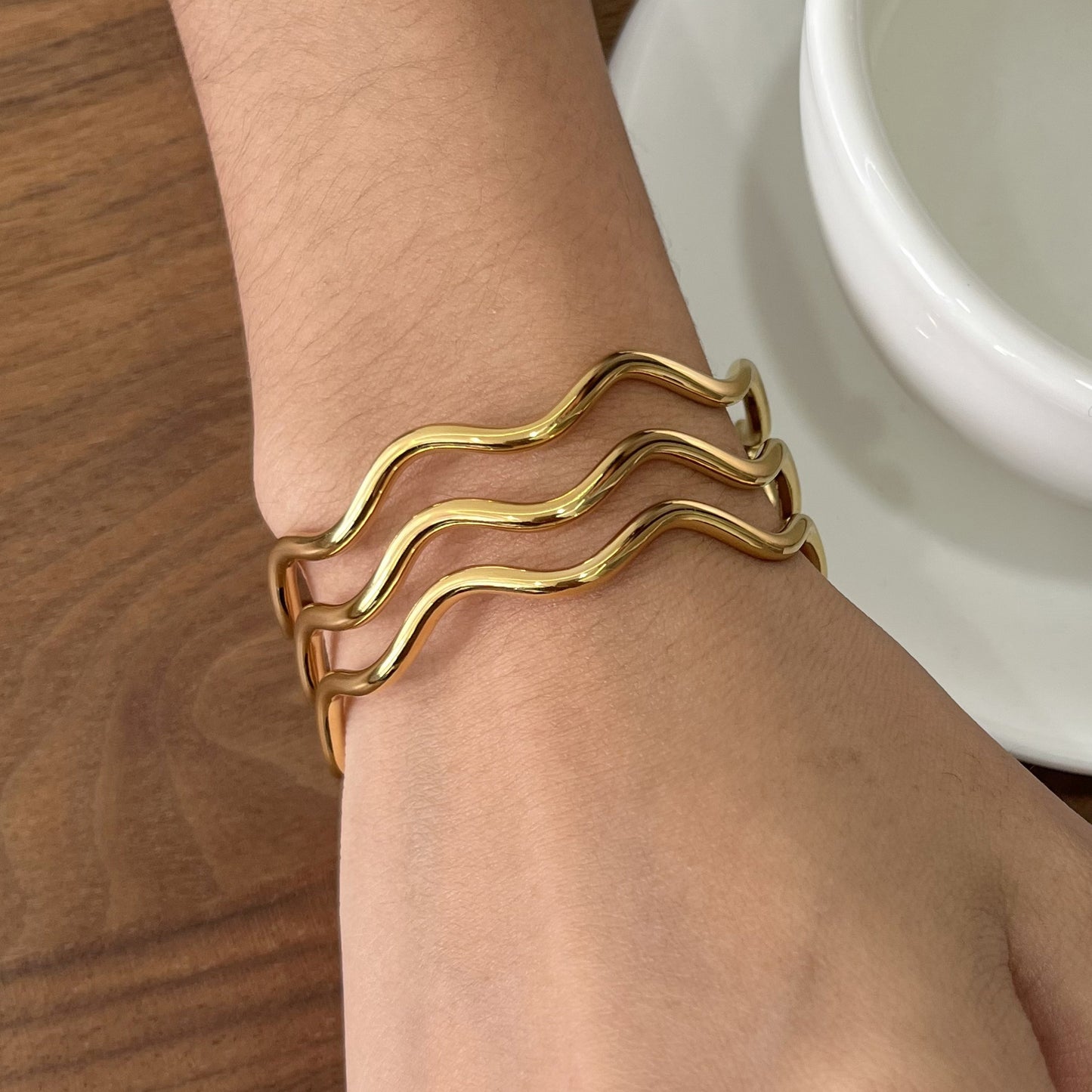 Elegante Bracciale da Donna in Acciaio Inossidabile a Forma di Onda con Placcatura in Oro e Design Geometrico