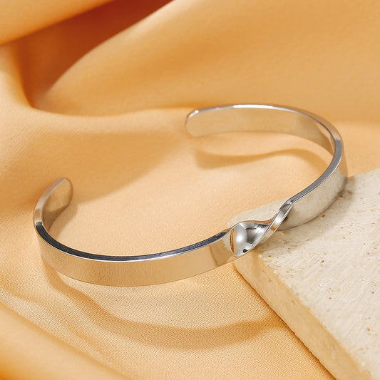 Pulsera geométrica minimalista de acero inoxidable chapado para mujer con diseño de brazalete abierto