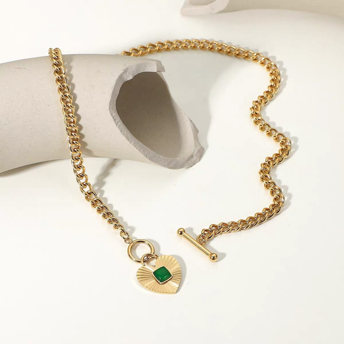 Collana Minimalista a Cuore Placcata in Acciaio al Titanio con Accento a Striscia di Zircone Verde su Catena Cuban
