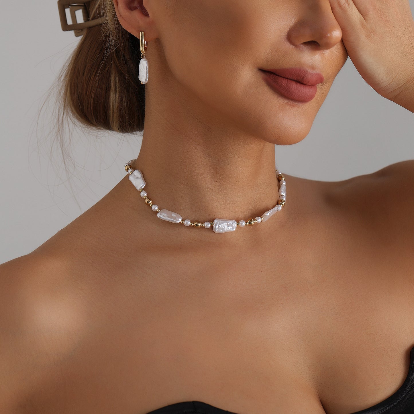 Geometric Alloy Plated Flat Pearl Spliced Necklace for Women