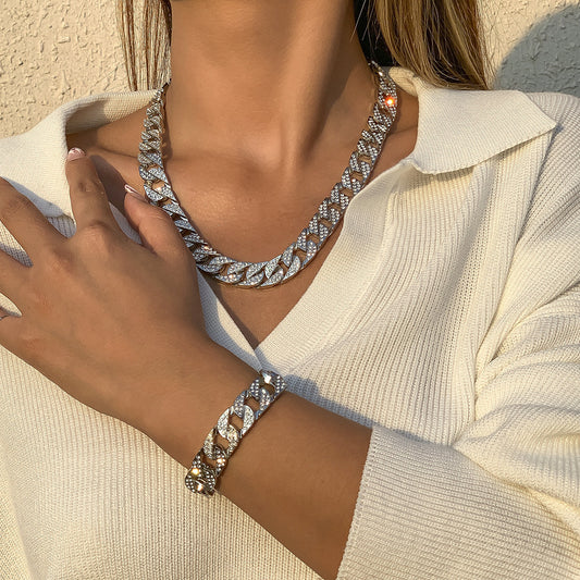 Collana Pendente Minimalista Geometrica Cava in Metallo da Donna con Intarsio di Strass e Finitura Placcata su Catena Cubana