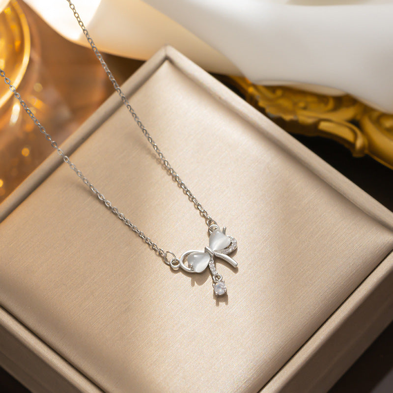 Collana con Pendente Minimalista a Fiocco per Donna con Pietra Occhio di Gatto e Intarsio di Strass in Acciaio al Titanio su Catena a Maglie