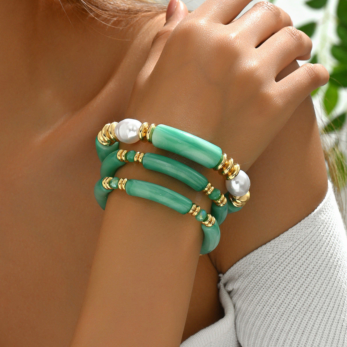 Bracciale minimalista in resina da donna con design a più strati di perline, ovali geometrici e accenti lineari