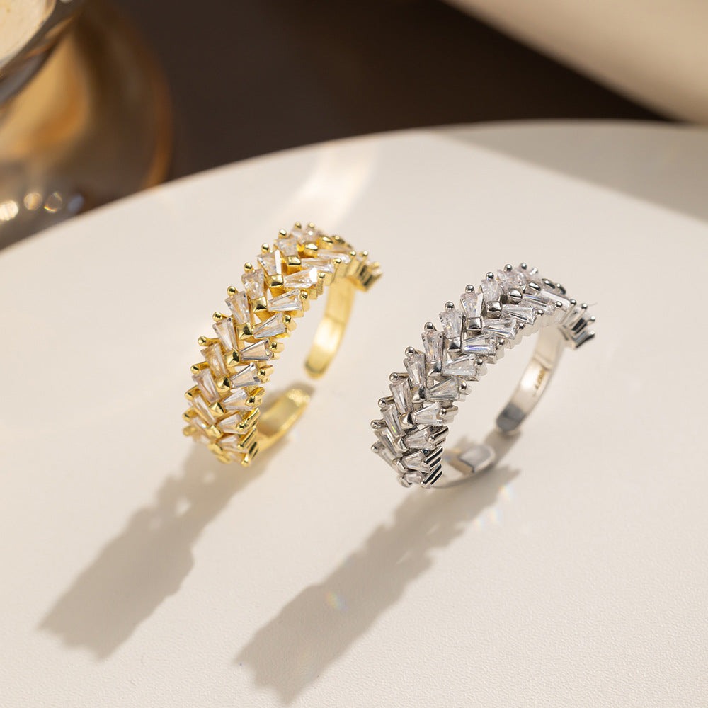 Anillo Abierto Ajustable de Moda Geométrica para Mujer Hecho de Acero de Titanio con Chapado al Vacío e Incrustaciones de Circonia