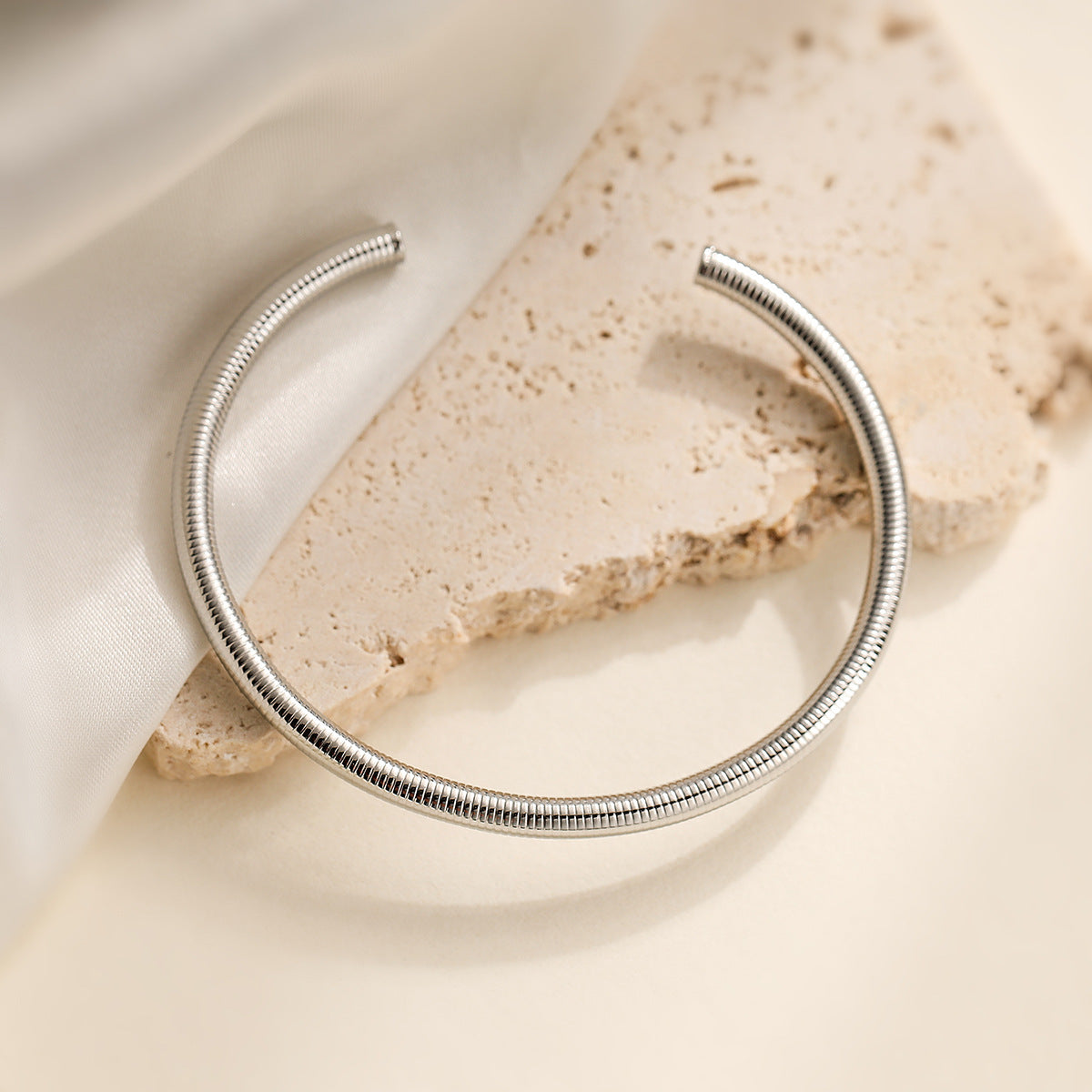 Bracciale Minimalista Vintage in Acciaio Inossidabile da Donna con Placcatura in Oro 18K, Forma Irregolare, Stile a Polsino Regolabile