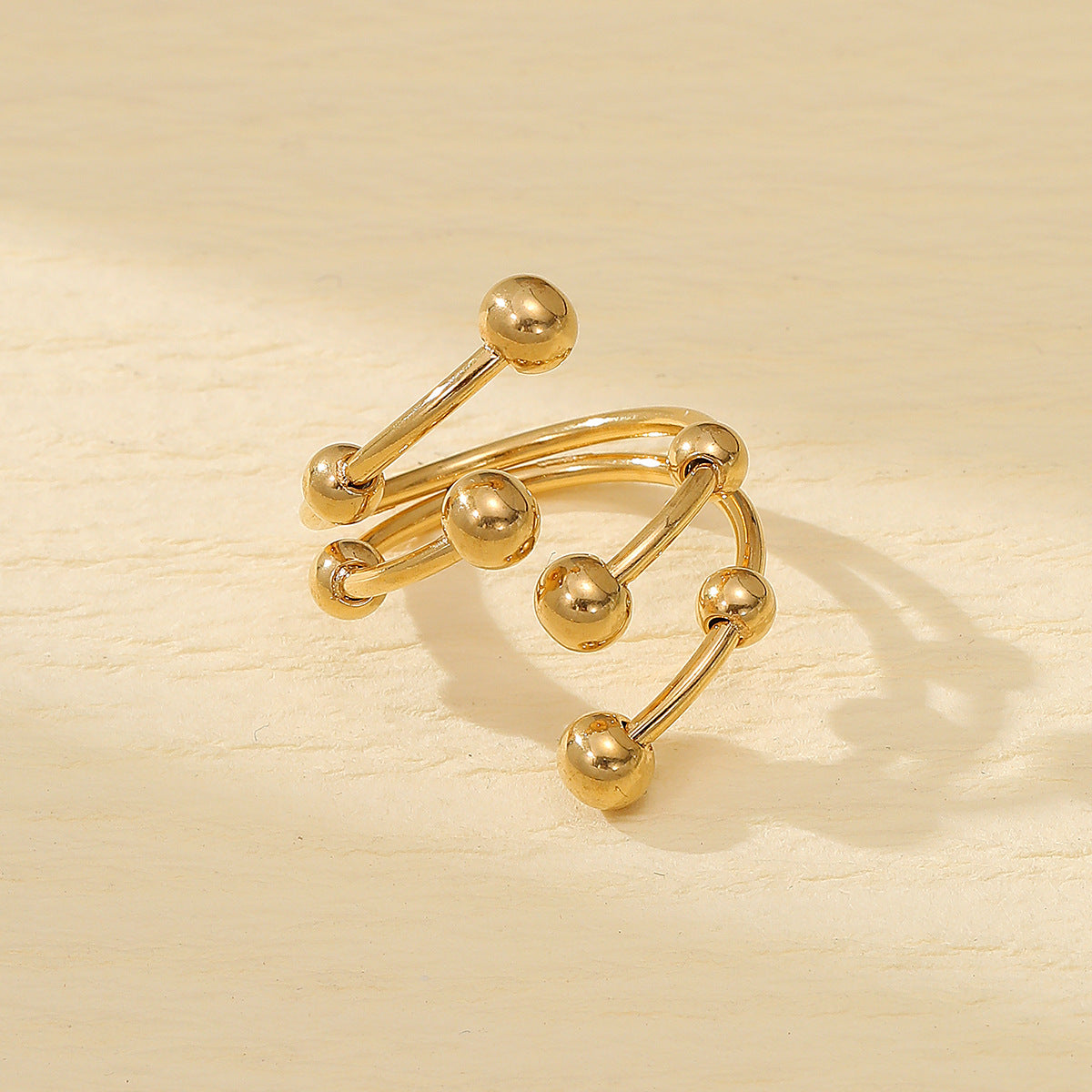 Elegante Anillo Floral de Acero de Titanio para Mujer con Acabado Chapado, Accesorio de Moda de Lujo Ligero