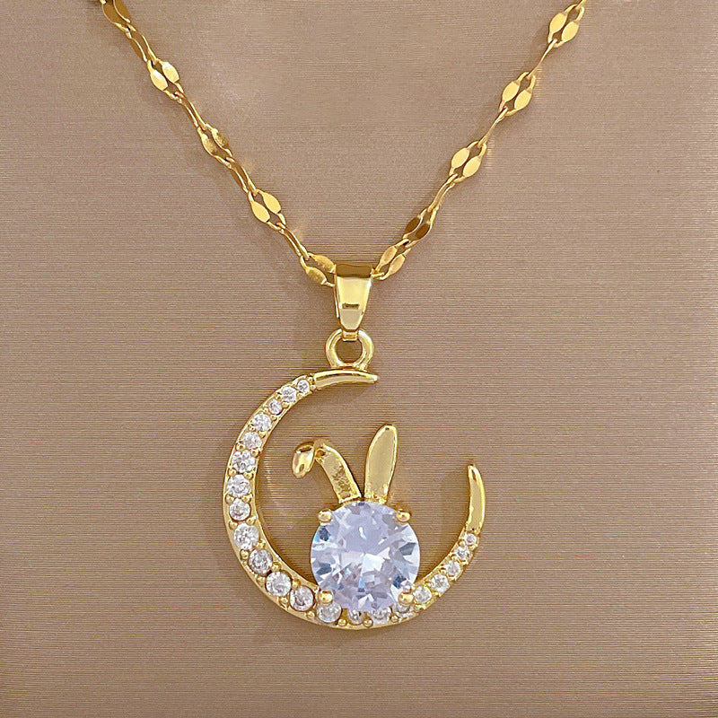 Collana con Pendente a Forma di Luna da Donna in Acciaio al Titanio con Intarsio di Strass, Finitura Placcata, Delicata Catena alla Clavicola