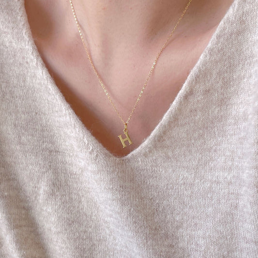 Collar Minimalista de Letra Geométrica en Plata de Ley 925 con Baño de Oro y Acentos Arcoíris en Cadena de Serpiente