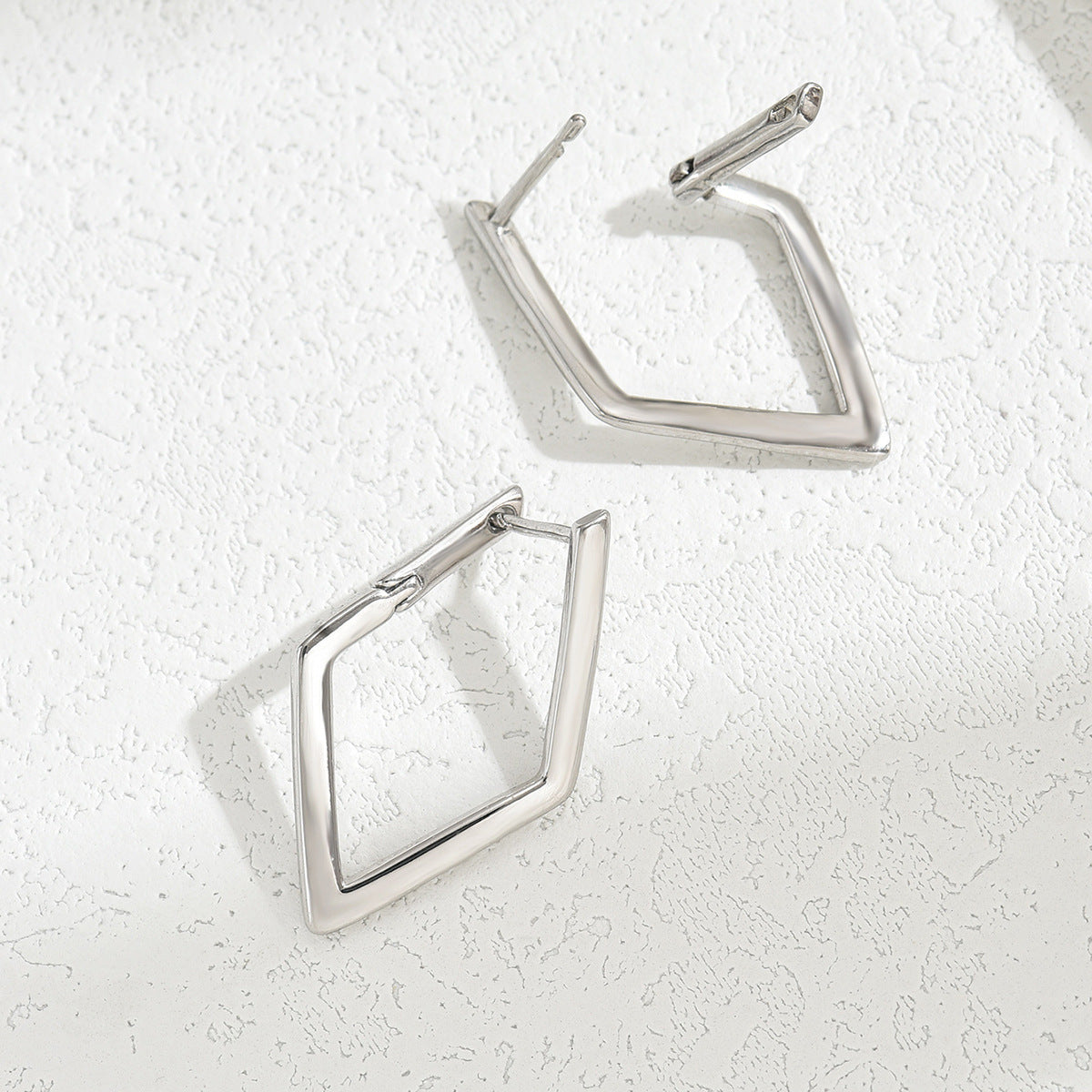 Pendientes de tuerca minimalistas geométricos de rombo para mujer con base de cobre e incrustaciones de circonita