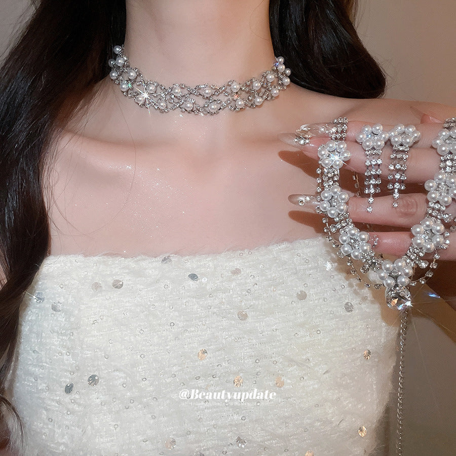 Parure di collana e orecchini pendenti eleganti con perle floreali e intarsi di strass in rame da donna