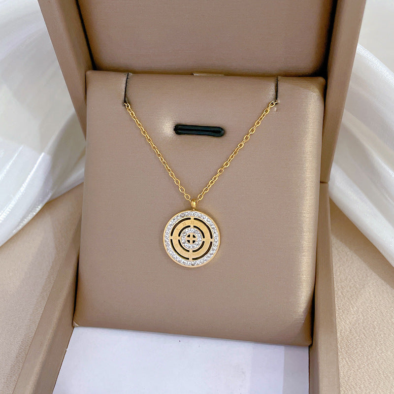 Collar Minimalista de Acero de Titanio con Baño de Oro y Disco Romano Geométrico para Mujer y Hombre