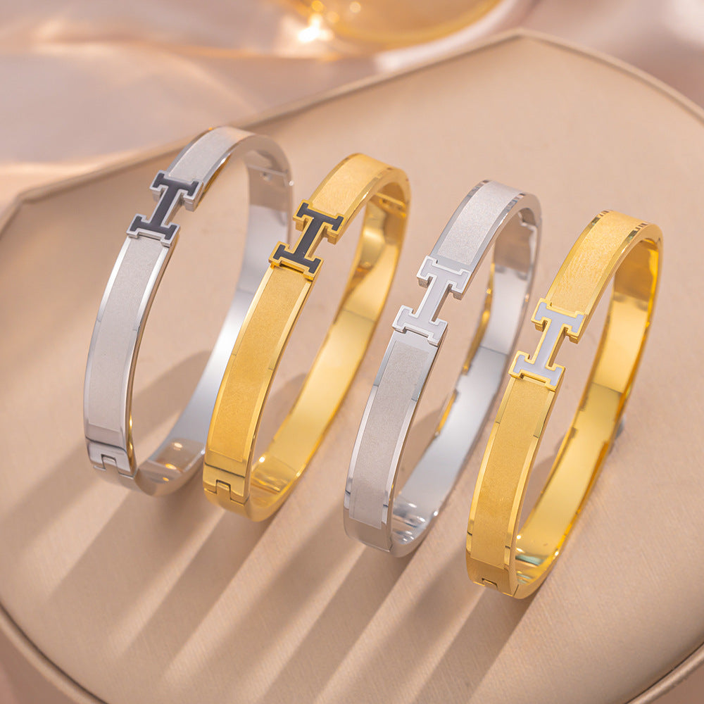 Bracciale Lettera H in Acciaio Titanio Moderno Minimalista con Placcatura in Oro 18K, Ipoallergenico e Resistente allo Sbiadimento