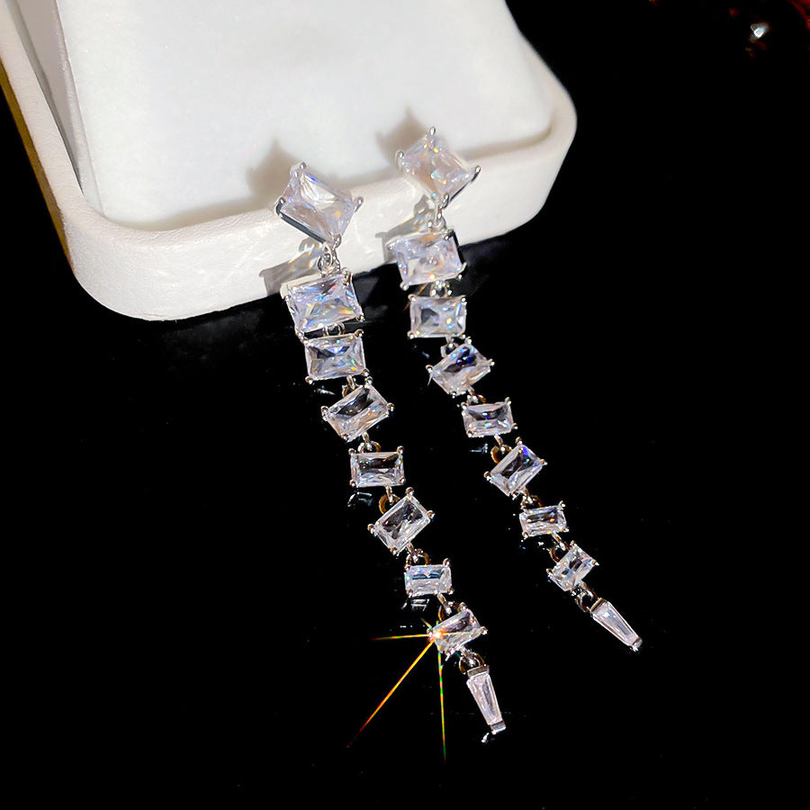 Elegantes aretes geométricos cuadrados minimalistas con detalles de circonia cúbica en postes de plata esterlina 925