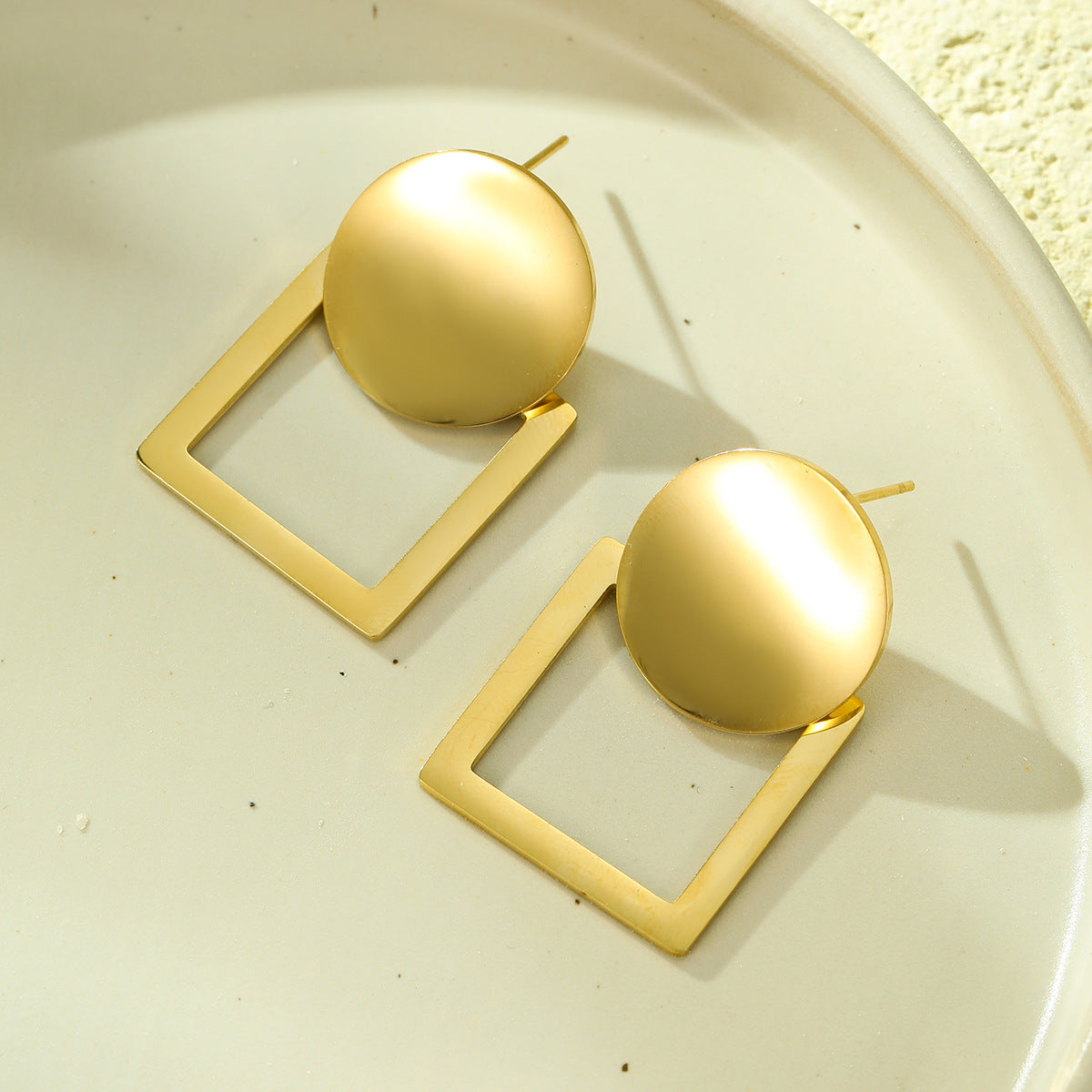 Elegantes pendientes de acero inoxidable geométricos con acabado chapado, diseño de recortes redondos y cuadrados para mujer