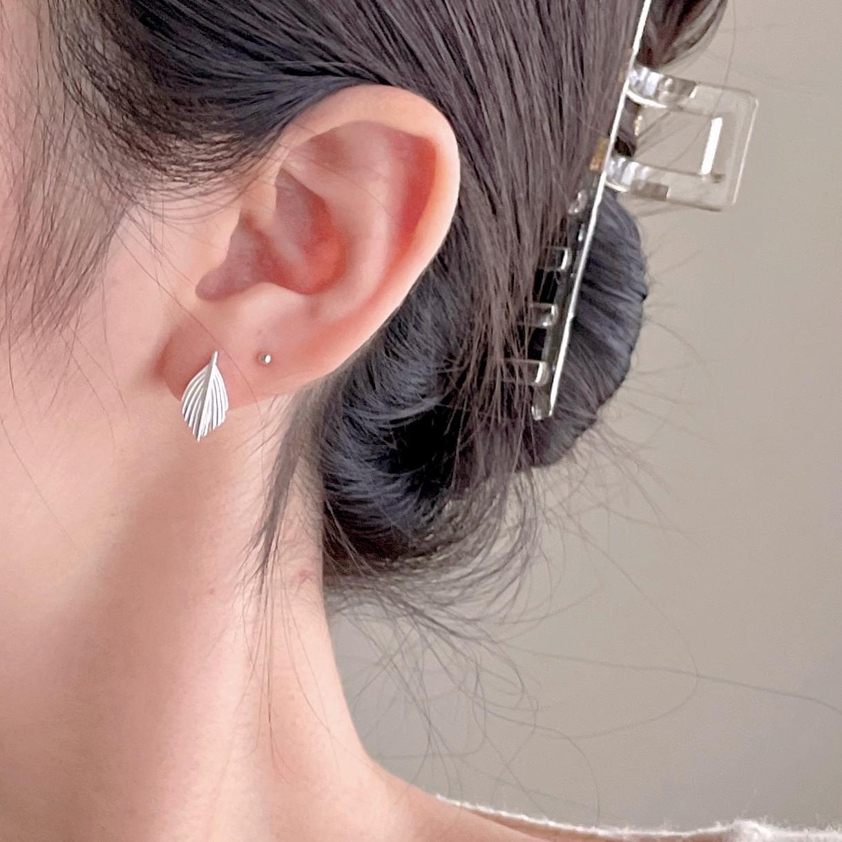 Pendientes de tuerca minimalistas chapados en oro con forma de hoja de plata de ley 925 para mujer