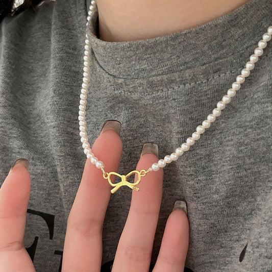 Collar Minimalista con Colgante de Lazo en Plata de Ley 925 con Detalles de Pedrería y Perlas en Cadena de Eslabones