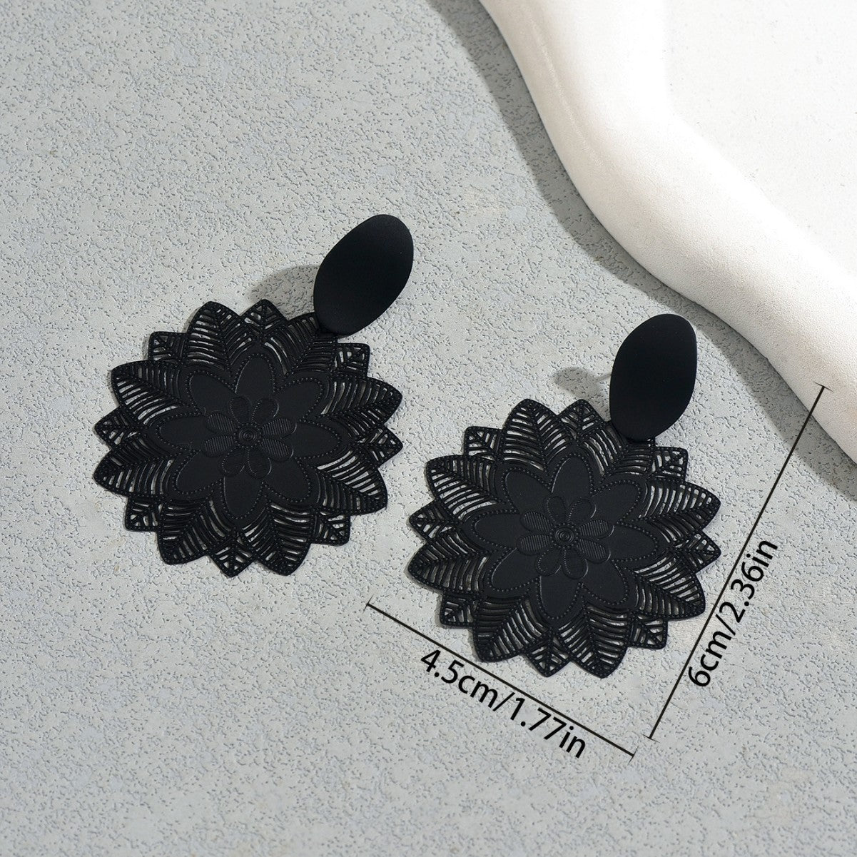 Pendientes de tuerca elegantes geométricos negros florales para mujer de aleación de zinc con chapado ecológico