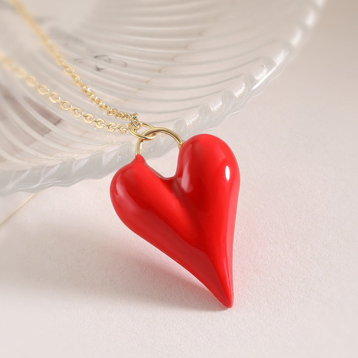 Collar de mujer con dije de corazón minimalista vintage de esmalte rojo, en cobre con baño de oro de 18 quilates