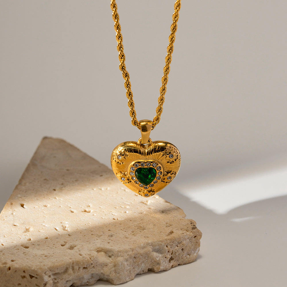 Collana con pendente a cuore in acciaio inossidabile placcato oro 18K stile Instagram con intarsio di zirconi smeraldo