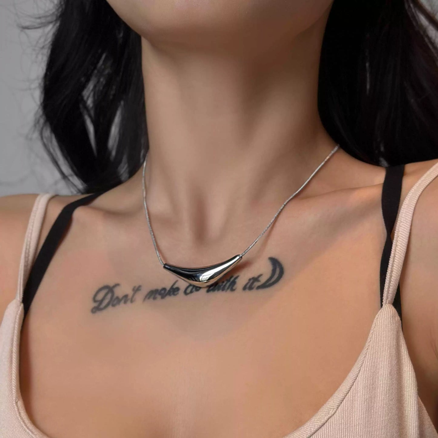 Collana con pendente a forma di arco geometrico minimalista da donna in acciaio inossidabile con finitura placcata