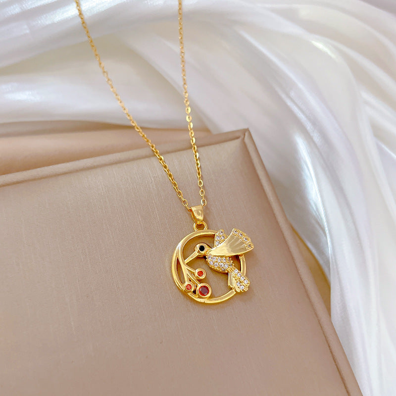Collar con colgante minimalista de pájaro carpintero geométrico en acero de titanio con detalles de diamantes de imitación para mujeres y hombres