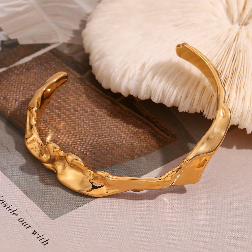 Bracciale da donna in acciaio inossidabile placcato oro 18 carati con trama martellata irregolare e ondulata