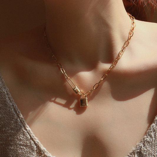 Hip Hop Style U-Shaped Pendant Necklace for Women with Stainless Steel Chain and Gold Plated Titanium Steel Safety Pin Design