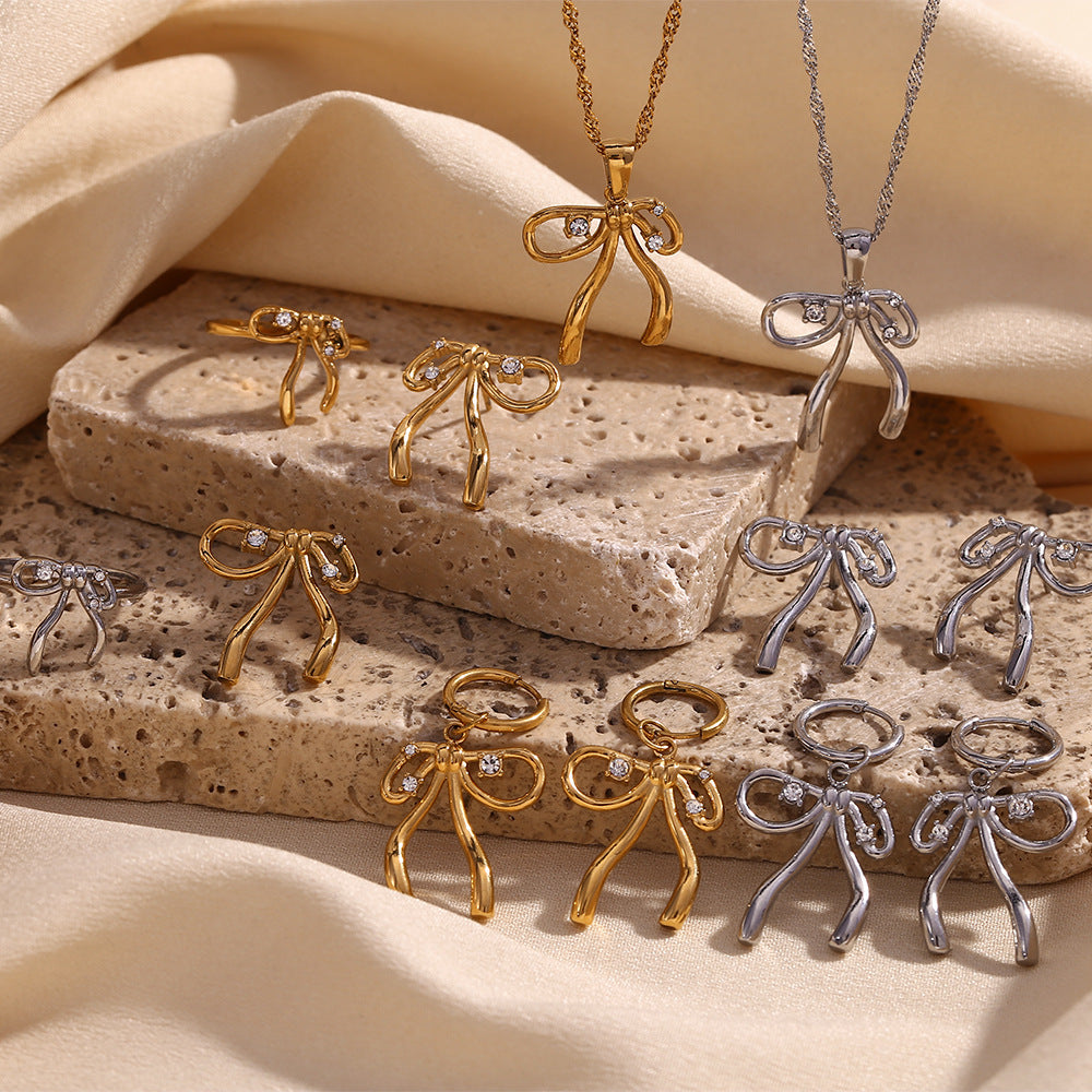 Collar de mujer de acero inoxidable chapado en oro de 18 quilates con forma de lazo de moda con detalles de diamantes de imitación