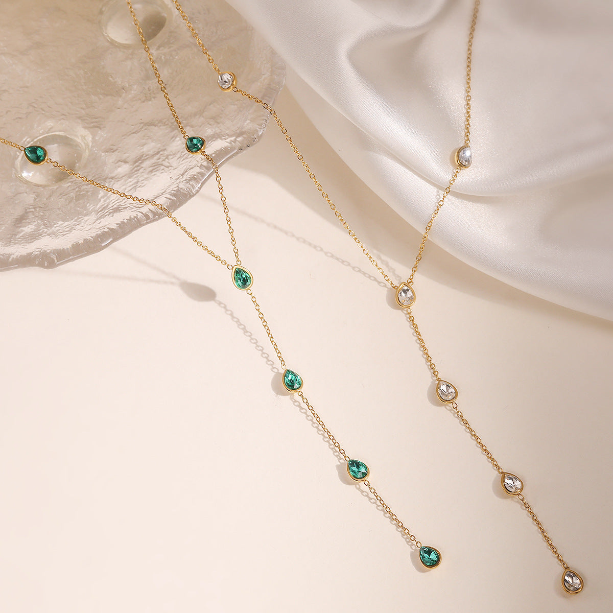Collana Minimalista Geometrica a Y da Donna in Acciaio Inossidabile Placcato Oro 18K con Intarsio in Zirconi