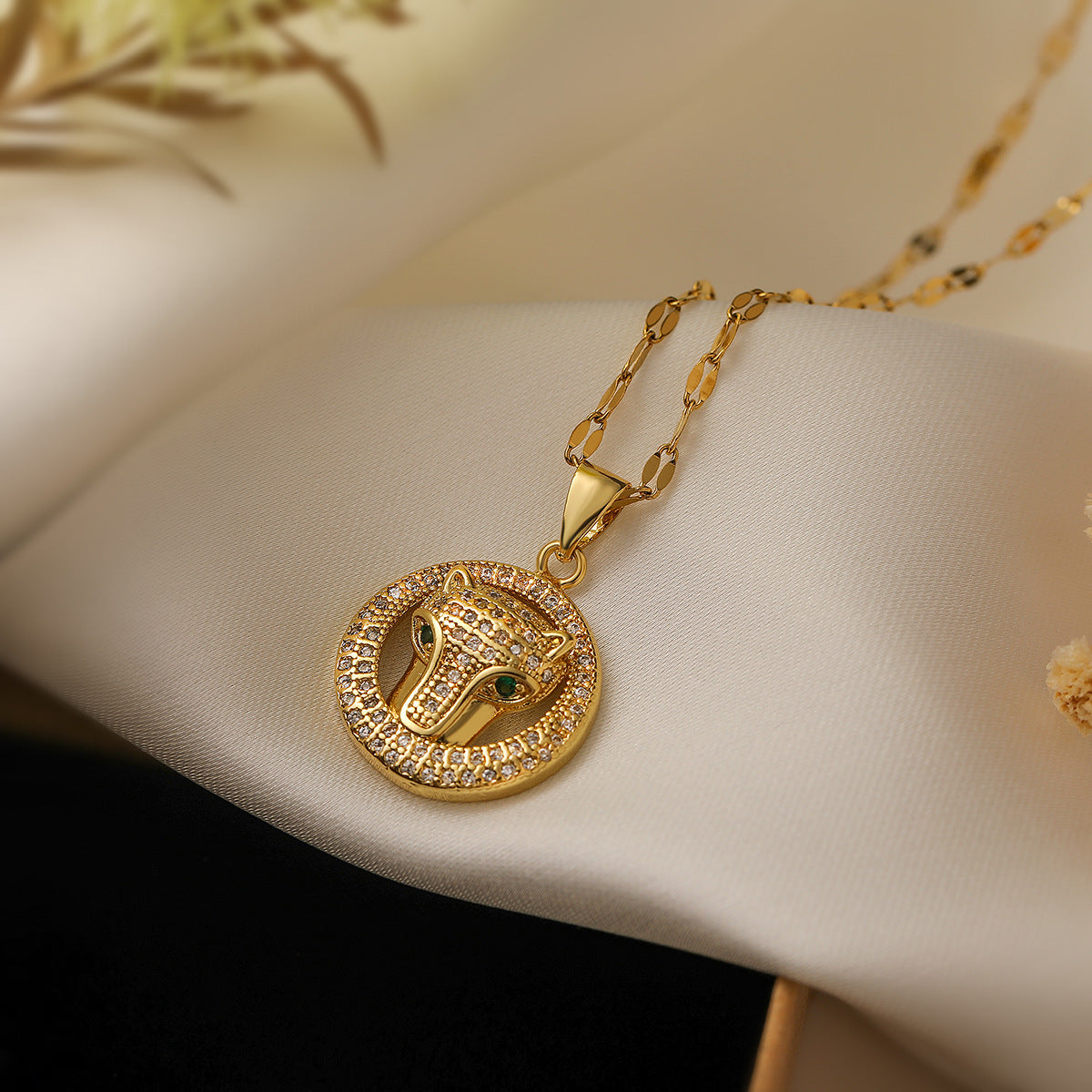 Minimalist Leopard-Shaped Pendant Necklace for Women with Copper Base and 18K Gold Plating, Zircon Inlay, Fashionable Clavicle Chain