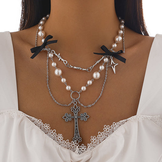 Collar con dije en forma de lazo dulce y atrevido con motivo de cruz, aleación chapada en perlas, acabado chapado, para mujer