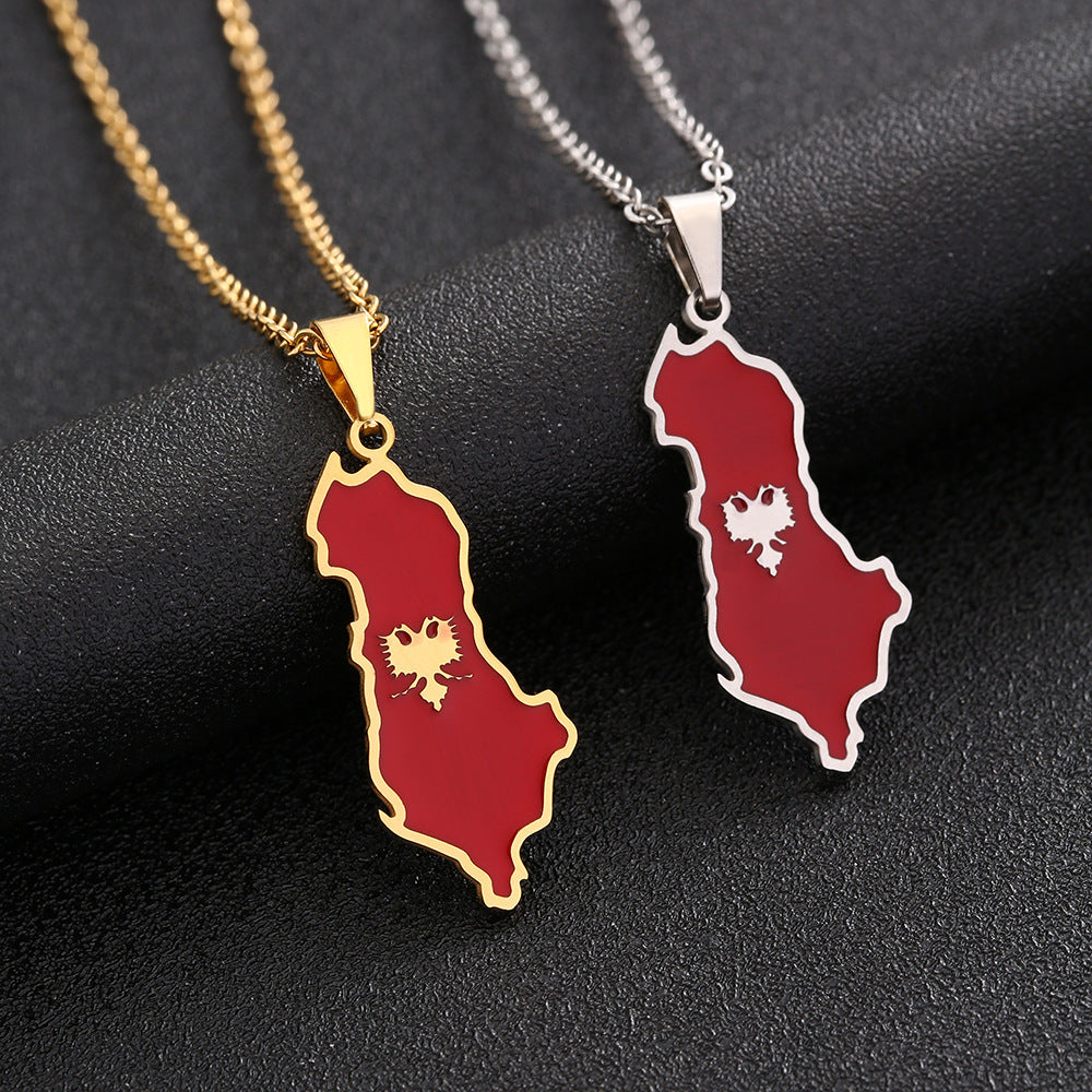 Collana con ciondolo a mappa etnica geometrica dell'Albania in acciaio inossidabile con ciondolo in acciaio al titanio e finitura galvanizzata su catena a O per unisex