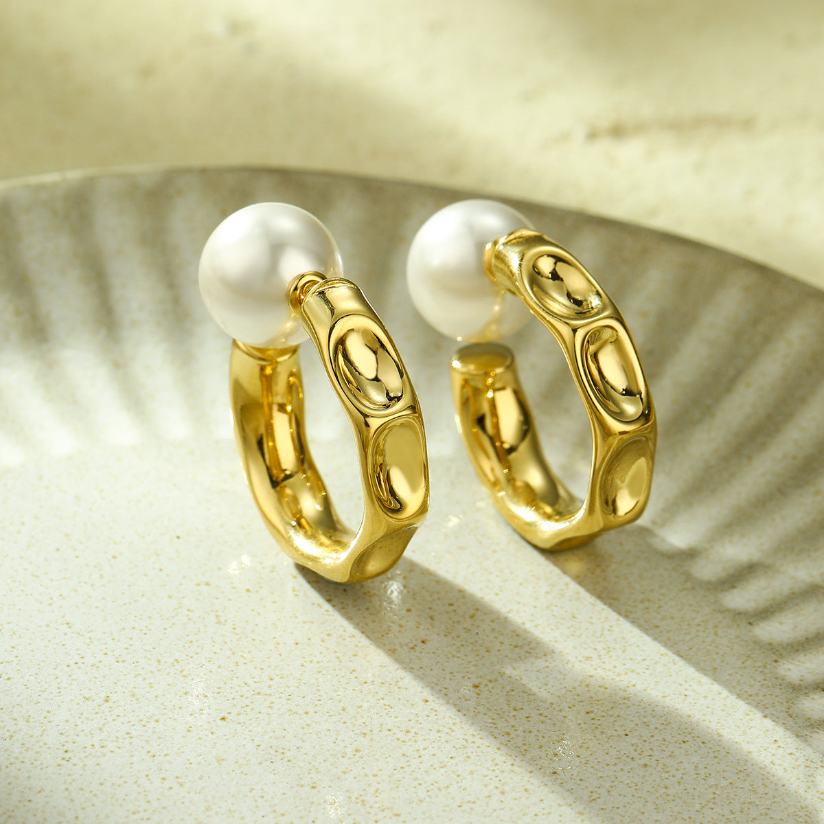 Pendientes minimalistas en forma de C de acero de titanio para mujer con acabado galvanizado