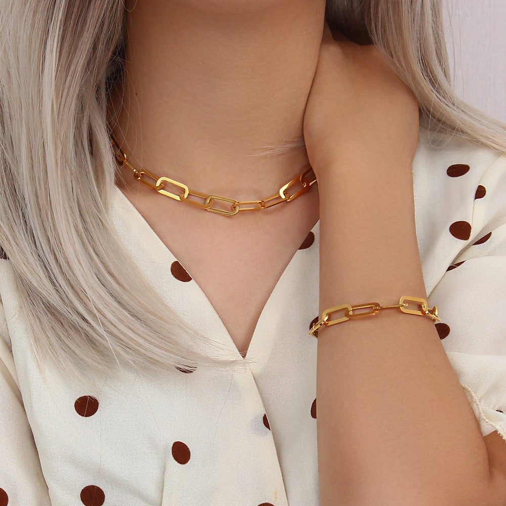 Collana minimalista a maglie cubane geometriche sui toni freddi per donna, con ciondolo in acciaio inossidabile e finitura galvanica