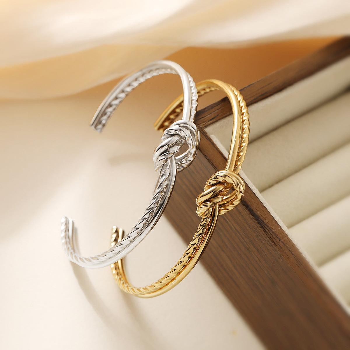 Bracciale minimalista da donna in acciaio inossidabile con apertura a nodo geometrico e finitura placcata