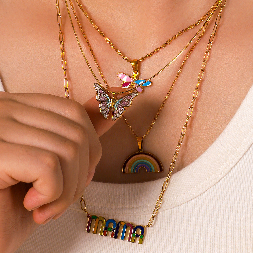 Collana con ciondolo minimalista a farfalla e cuore arcobaleno in acciaio inossidabile con placcatura in oro 18 carati e finitura smaltata da donna