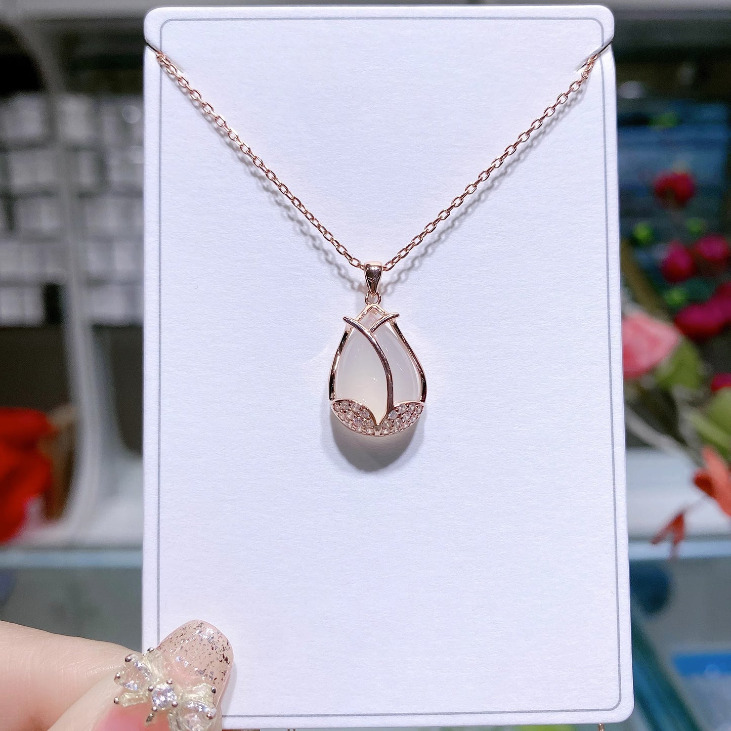 Tulip-Shaped Pendant Necklace for Women in Titanium Steel with Plated Finish, Minimalist Botanical Design, Delicate Clavicle Chain