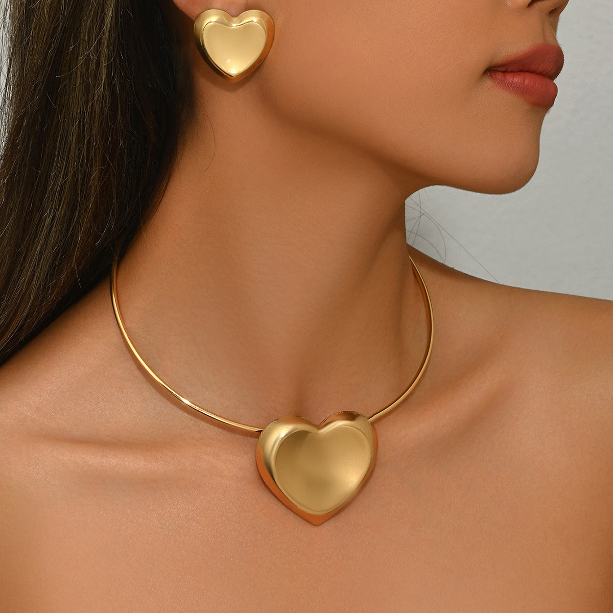 Collar de aleación con colgante en forma de corazón, dulce y fresco, con pendientes a juego, cadena minimalista electrochapada para mujer