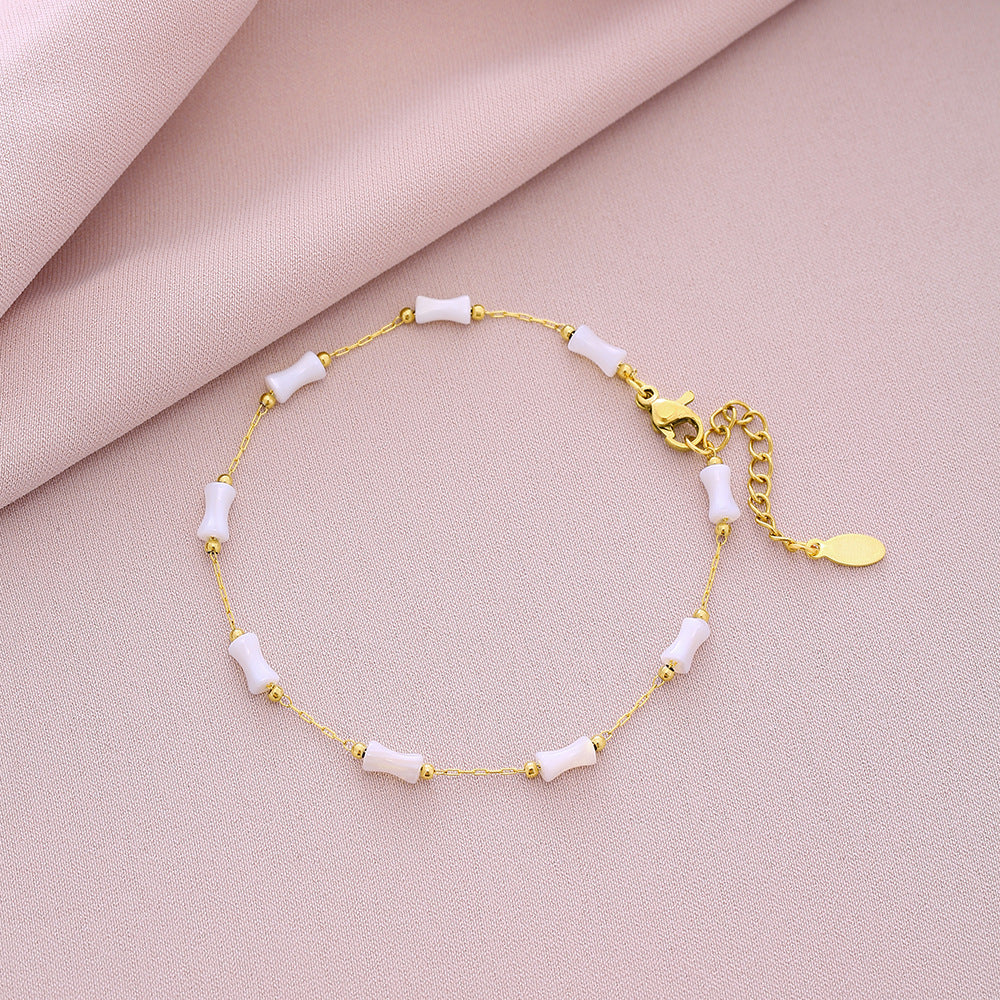 Elegante pulsera unisex de acero titanio con forma de concha y acabado chapado, ideal para atuendos casuales y de negocios en verano.