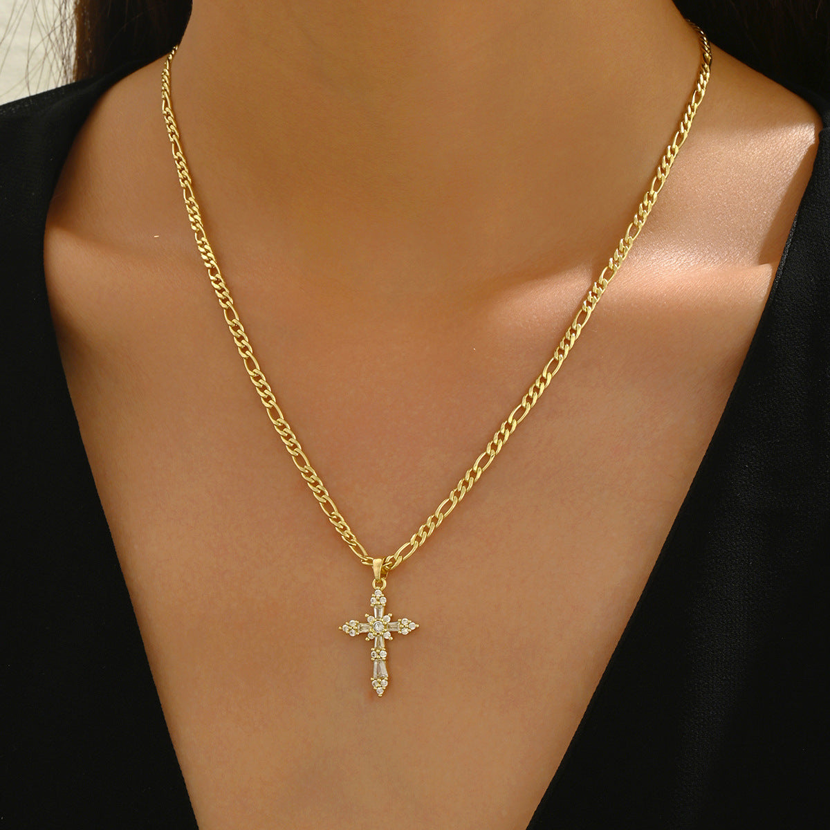 Collar de Mujer con Colgante de Cruz Geométrica en Aleación con Incrustaciones de Pedrería, Cadena de Clavícula de Moda