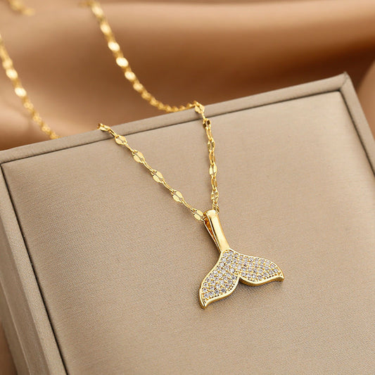 Collar con colgante minimalista de titanio con forma de delfín y acabado chapado para mujer