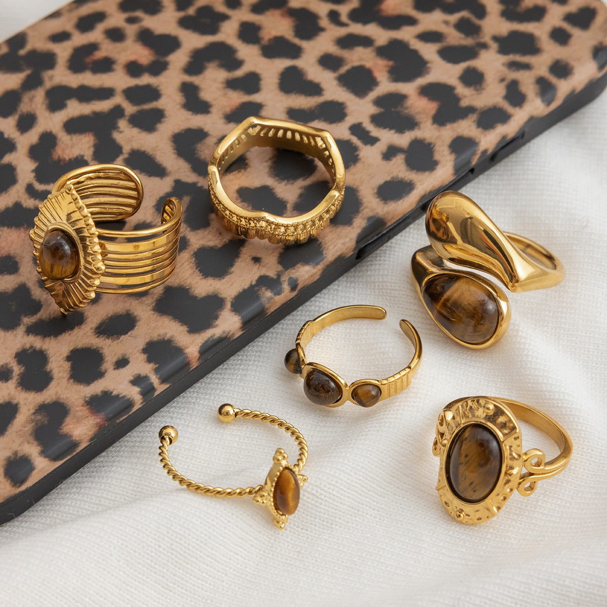 Anello Occhio di Tigre Geometrico in Acciaio al Titanio con Placcatura Sottovuoto PVD Oro per Donna Accessorio di Moda in Acciaio Inossidabile