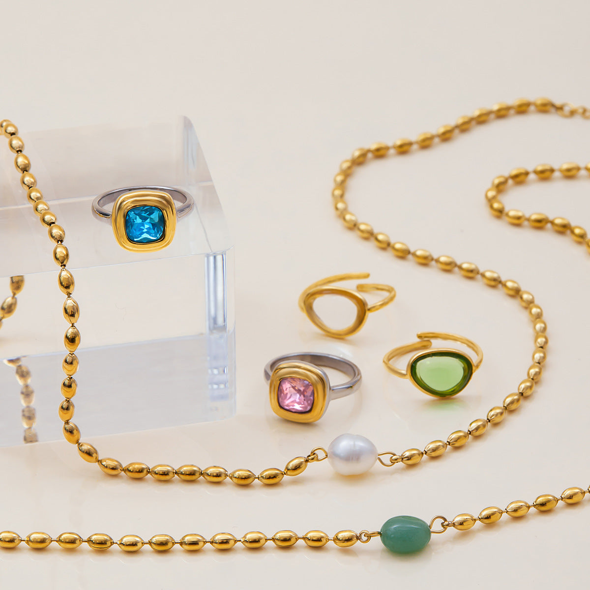 Collana minimalista da donna con ciondolo di perla, perle in acciaio al titanio e catena in acciaio inossidabile placcato oro