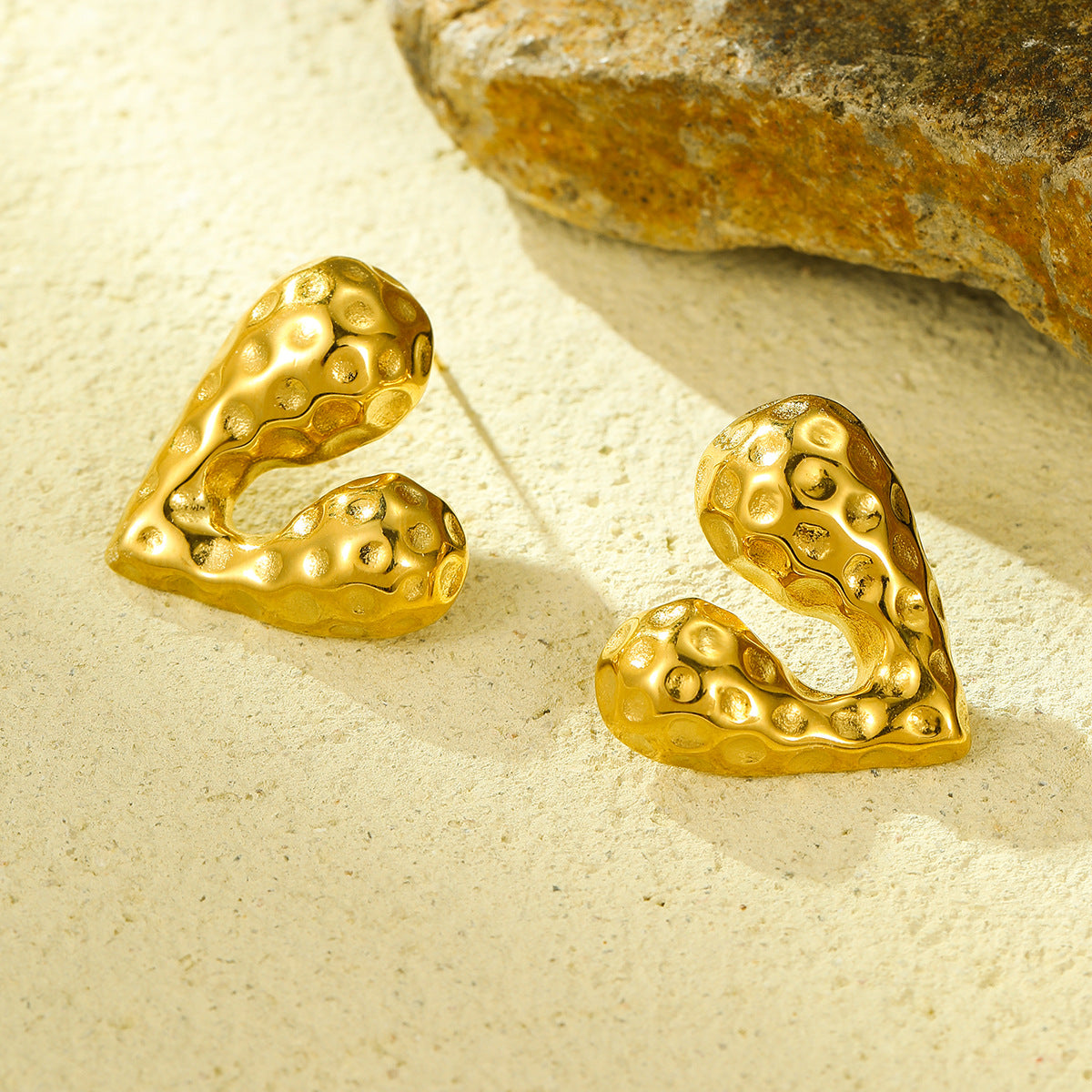 Orecchini in Acciaio Inossidabile e Acciaio al Titanio a Forma di Cuore, Placcati Oro 18K con Design a Cuore dalla Texture Effetto Liquido