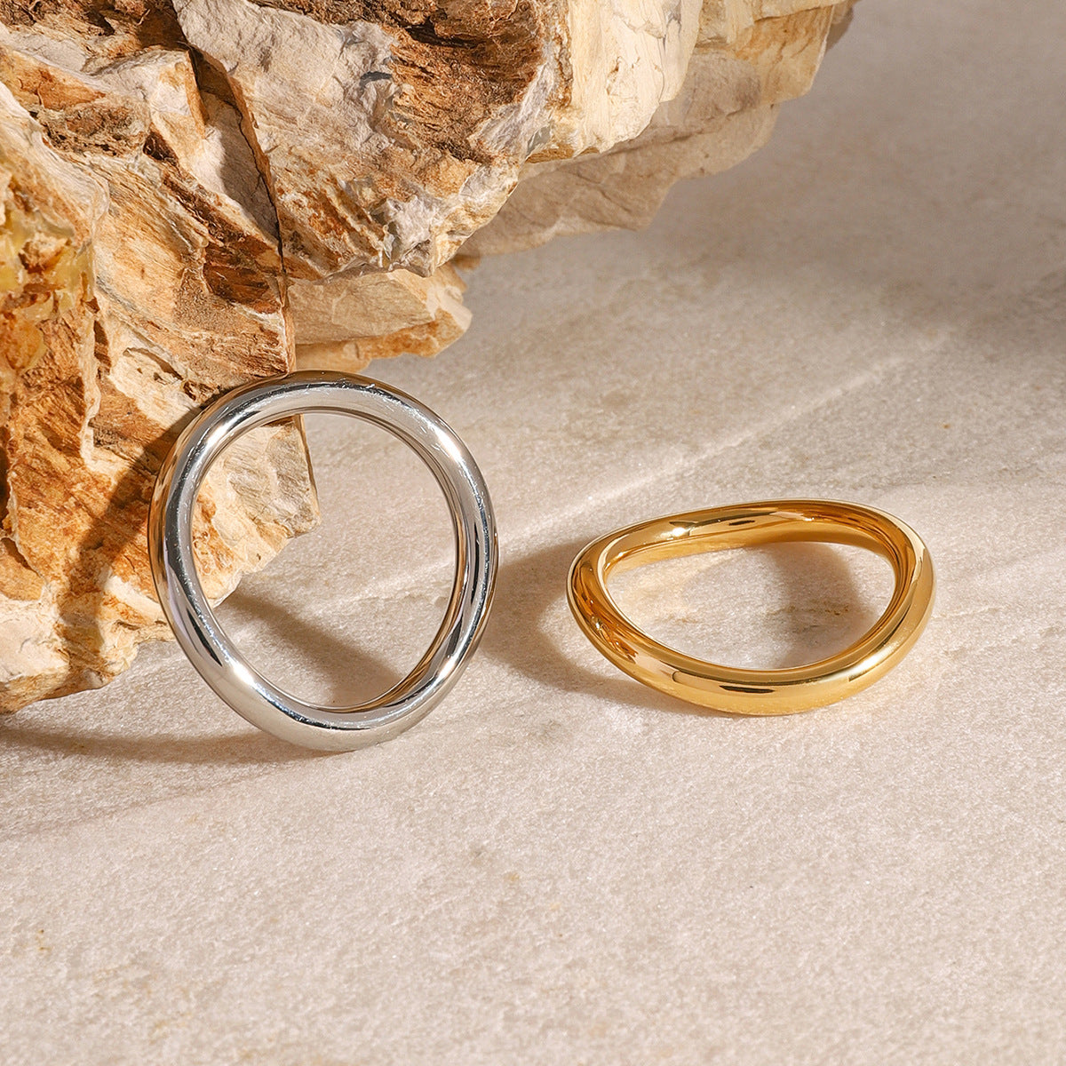 Anillo de acero inoxidable geométrico minimalista con acabado chapado para mujer