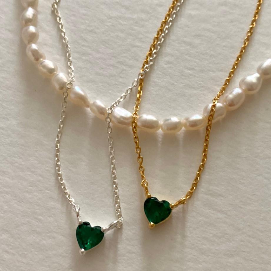 Collar minimalista de plata de ley 925 con colgante de circonita cúbica verde en cadena de cuentas