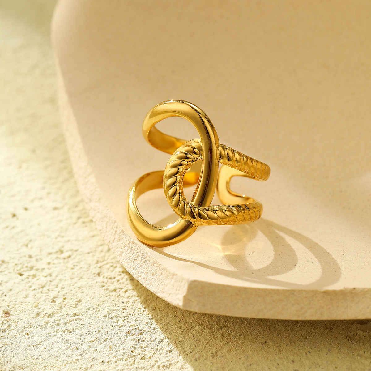 Anillo minimalista geométrico de acero inoxidable con baño de oro de 18 quilates y diseño de banda trenzada irregular para mujer