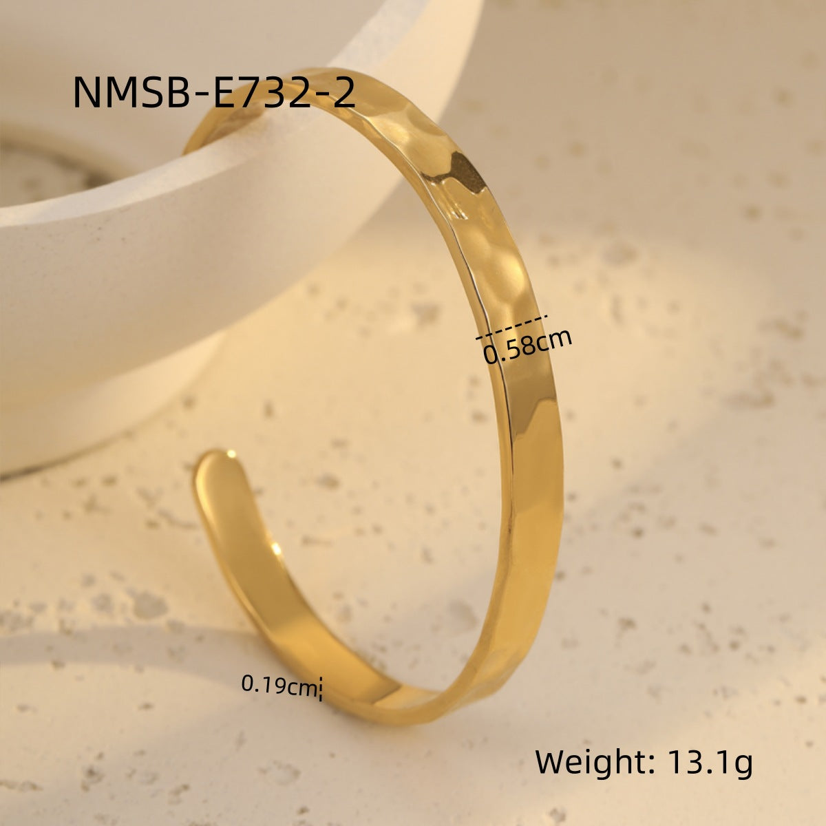 Fashionable Geometric Stainless Steel C-Shape Open Bangle Bracelet with Engraved Hammered Texture and Plated Finish